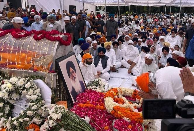 PM Modi reaches Chandigarh, pays last respects to Akali patriarch Badal. PM Modi reaches Chandigarh, pays last respects to Akali patriarch Badal