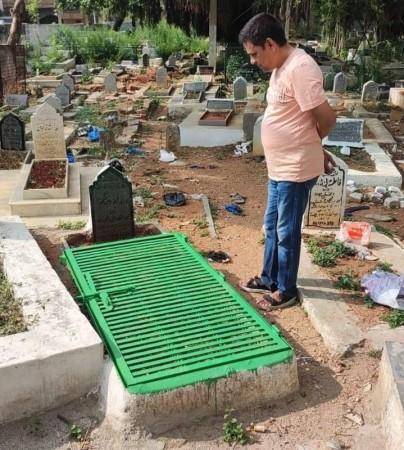 'Grave truth': Viral picture of padlock on grave from Hyderabad, not Pakistan 'Grave truth': Viral picture of padlock on grave from Hyderabad, not Pakistan