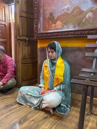 Priyanka Gandhi offers prayers at Jakhoo Hanuman Temple in Shimla . Priyanka Gandhi
