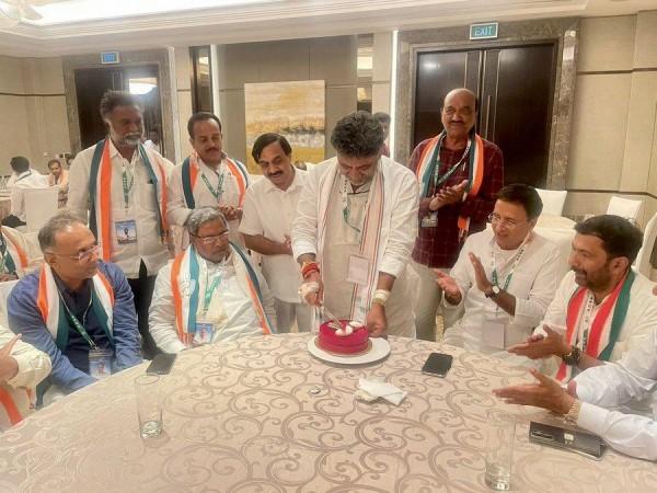 DK Shiavakumar cutting the cake on his birthday on Monday DKS, Siddaramaiah