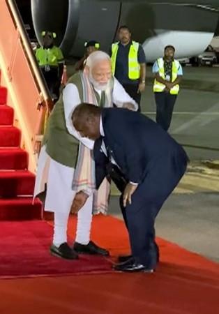 Papua New Guinea PM touches PM Modi's feet Papua New Guinea PM touches PM Modi's feet