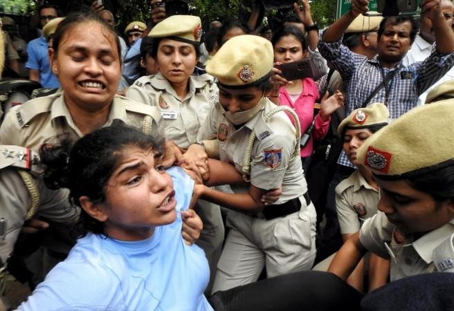 Olympian Sakshi Malik being detained by Delhi Police on Sunday wrestlers' protest
