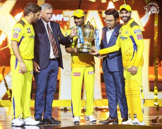 dhoni gives trophy to youngsters