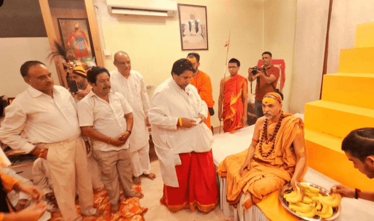 Congress leaders welcoming Jagadguru Shankaracharya Swami Shri 1008 Avimukteshwaranand Saraswati Ji Maharaj in Jammu Jagadguru Shankaracharya Swami Shri 1008 Avimukteshwaranand Saraswati Ji Maharaj