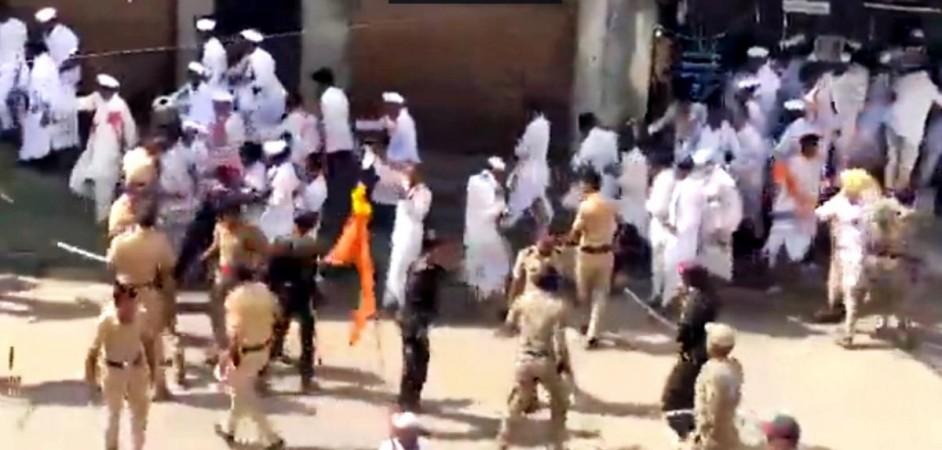 Varkaris being lathi-charged Varkaris lathi-charged