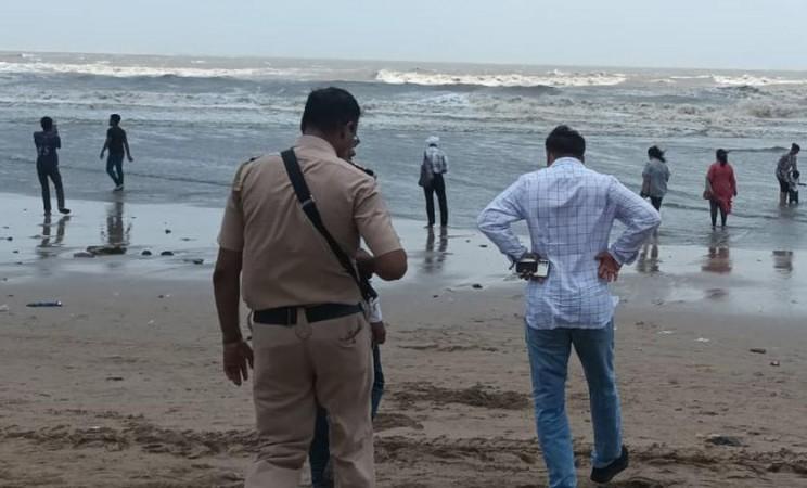 2 drowning off Mumbai's Juhu rescued, 4 others missing. 2 drowning off Mumbai's Juhu rescued, 4 others missing