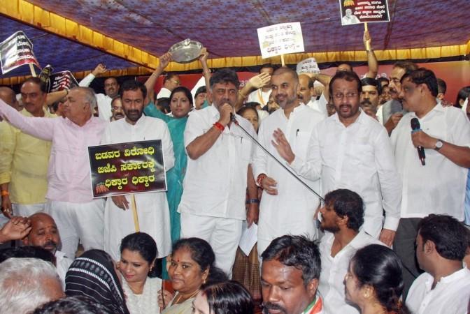 Free rice: K'taka Congress stages protest, BJP hits back Free rice: K'taka Congress stages protest, BJP hits back
