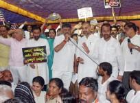 Free rice: K'taka Congress stages protest, BJP hits back