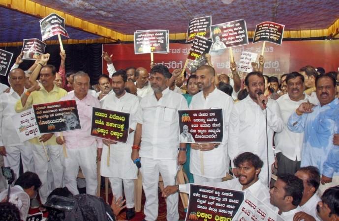 Free rice: K'taka Congress stages protest, BJP hits back Free rice: K'taka Congress stages protest, BJP hits back