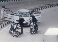 Daylight armed robbery in Delhi raises concerns about security, video goes viral