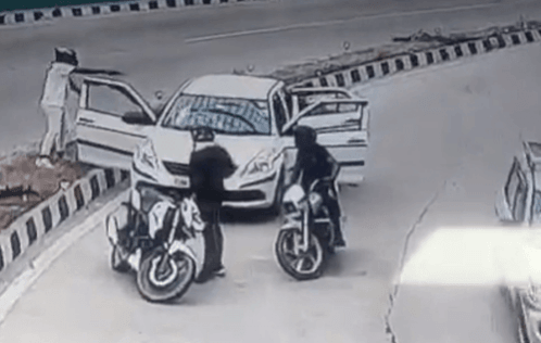 Daylight armed robbery in Delhi raises concerns about security, video goes viral Daylight armed robbery in Delhi raises concerns about security, video goes viral