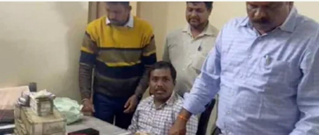 K'taka Lokayukta Raids: Rs 40L Cash, Rs 1.90 Cr Worth Valuables Seized, Tehsildar Arrested K'taka Lokayukta Raids: Rs 40L Cash, Rs 1.90 Cr Worth Valuables Seized, Tehsildar Arrested