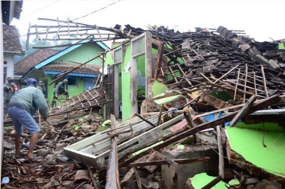 Satu orang tewas dalam gempa berkekuatan 6,0 yang melanda Indonesia, menghancurkan 100 rumah
