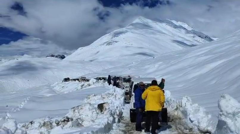 Operation To Dig Through Snow To Evacuate 300 Stranded Tourists In Rain-Battered Himachal