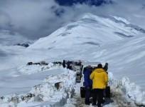 Operation To Dig Through Snow To Evacuate 300 Stranded Tourists In Rain-Battered Himachal