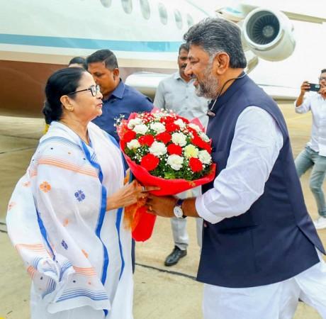 Bengaluru: West Bengal Chief Minister Mamata Banerjee being welcomed by Karnataka Deputy Chief Minister DK Shivakumar upon their arrival at HAL airport ahead of the united opposition meeting, in Bengaluru, Monday, July 17, 2023.(IANS) Mamata