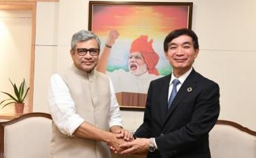 Ashwini Vaishnaw, Minister of Communications, Electronics & IT and Railways, with Masahiko Metoki, Director General of Universal Postal Union (DG UPU)