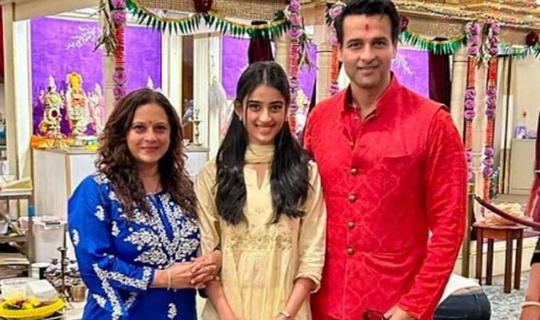 Rohit Roy with wife and daughter Rohit Roy with wife and daughter