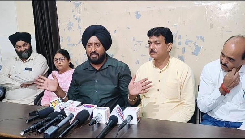 AAP leaders Taranjit Singh Tony and Yashpal Kundal announcing to resign from the party AAP leaders