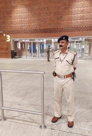CISF officer to the rescue CISF officer to the rescue