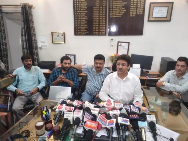 Chief Engineer JKPDCL Sandeep Seth addressing media persons regarding installation of smart meters in the Union Territory JKPDC officers