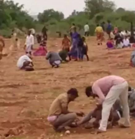 People Throng Andhra Village For Diamond Hunting People Throng Andhra Village For Diamond Hunting