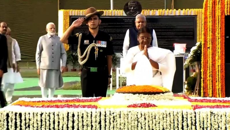 President Murmu Pm Pay Tributes To Atal Bihari Vajpayee On His Death