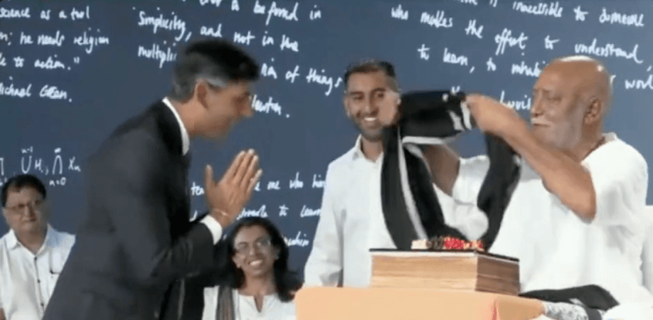 UK PM Rishi Sunak with Morari Bapu UK PM Rishi Sunak with Morari Bapu
