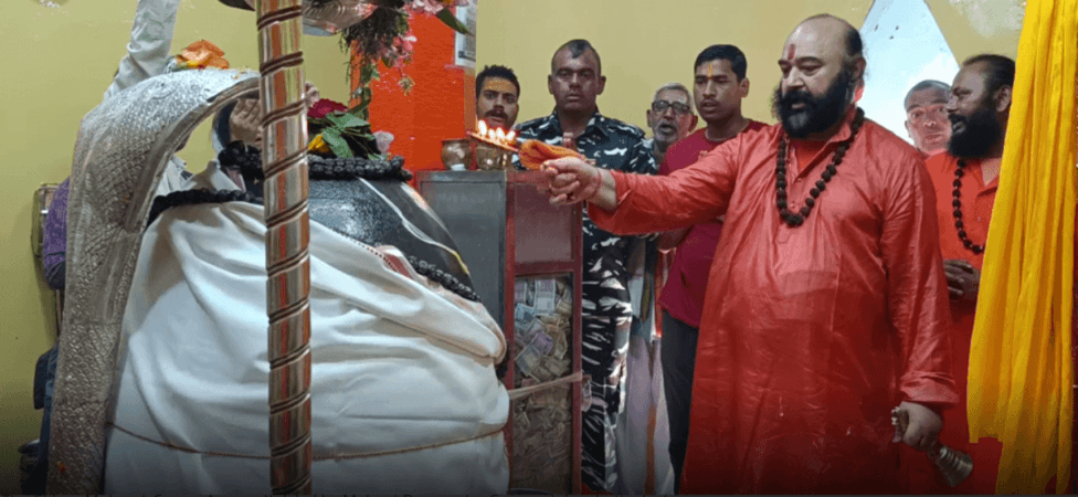 Mahant Deepender Giri performing Poja at Shankaracharya Temple Amarnath Yatra