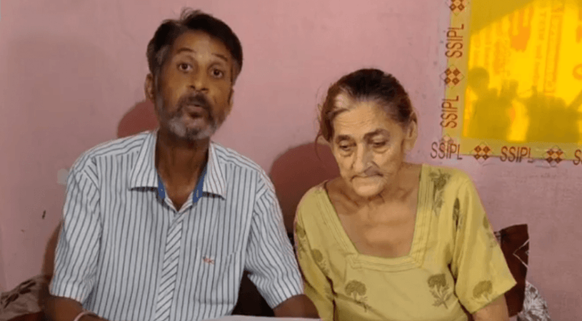 Auto driver Naresh Uppal along with his mother Kanta Uppal giving details of inflated electricity bill. Victim family