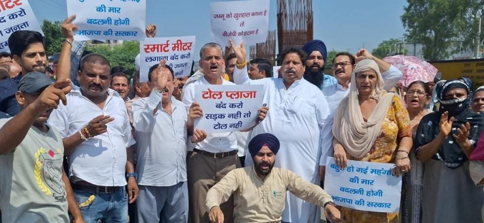 Led by Working President of J&K Congress Raman Bhalla people protesting against installation of smart meters in Jammu Protest