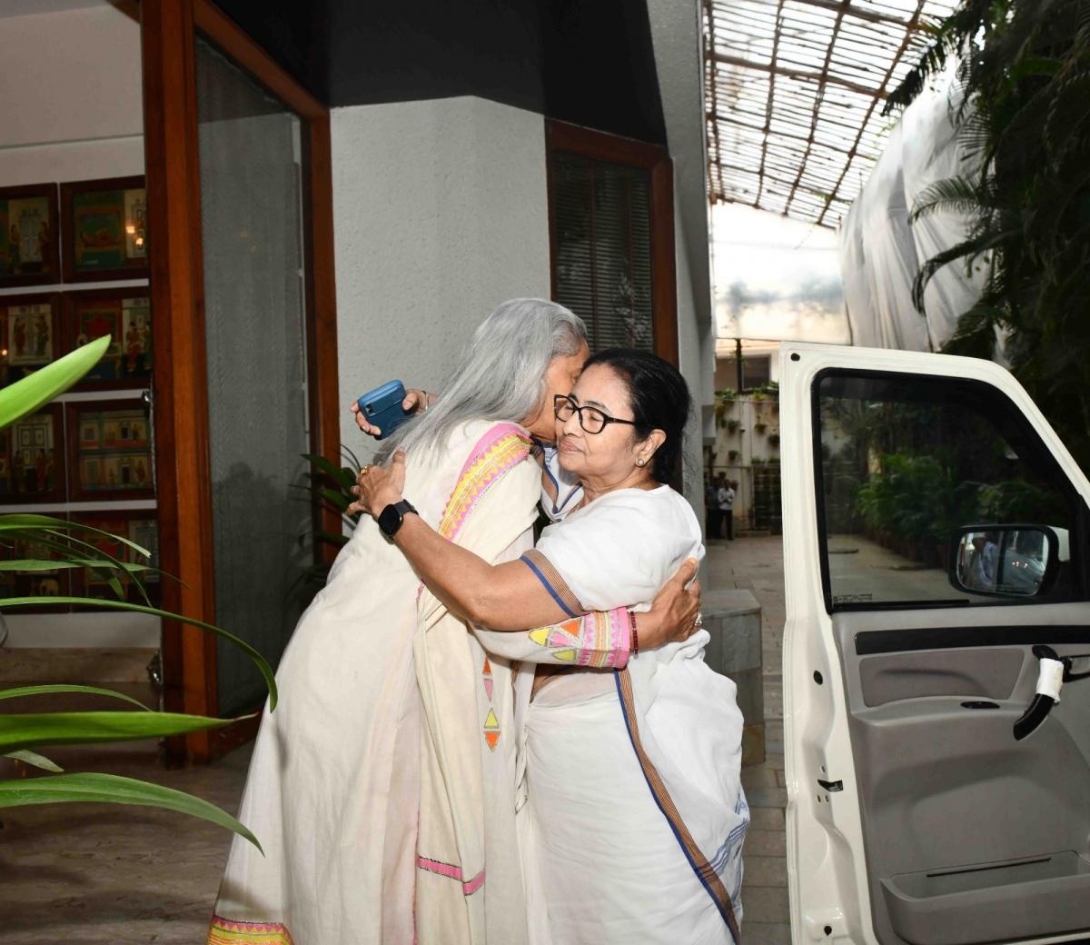 Mamata Banerjee Ties Rakhi Amitabh Bachchan Hugs Jaya Bachchan, Greets ...