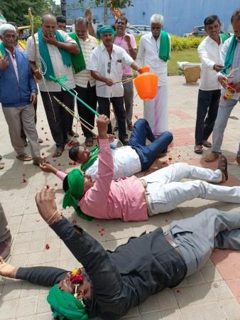 Bengaluru: People Stage A Protest During A 'Bandh' Called By Farmers And Kannada Organisations Over The Cauvery Water Dispute IssueBengaluru: People Stage A Protest During A 'Bandh' Called By Farmers And Kannada Organisations Over The Cauvery Water Disput