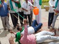 Bengaluru: People Stage A Protest During A 'Bandh' Called By Farmers And Kannada Organisations Over The Cauvery Water Dispute IssueBengaluru: People Stage A Protest During A 'Bandh' Called By Farmers And Kannada Organisations Over The Cauvery Water Disput