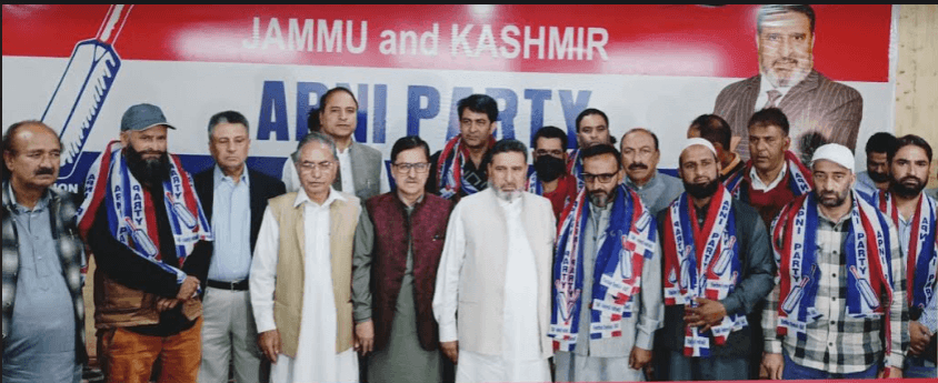 Ex-Jamaat-e-Islami leader Talat Majid with leaders of Apni Party