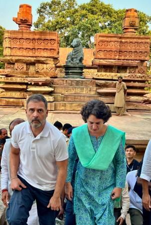Rahul, Priyanka Offer Prayers At Telangana's Ramappa Temple Rahul, Priyanka Offer Prayers At Telangana's Ramappa Temple