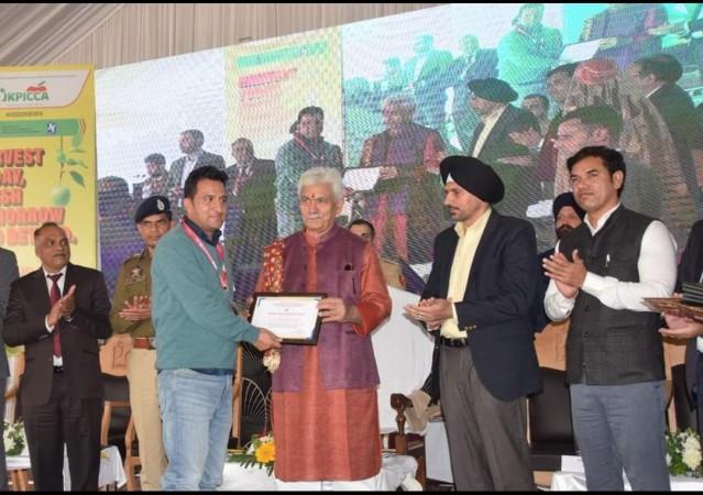 J&K LG Manoj Sinha Unveils Modern State-of-the-Art CA Stores in Pulwama. J&K LG Manoj Sinha Unveils Modern State-of-the-Art CA Stores in Pulwama.