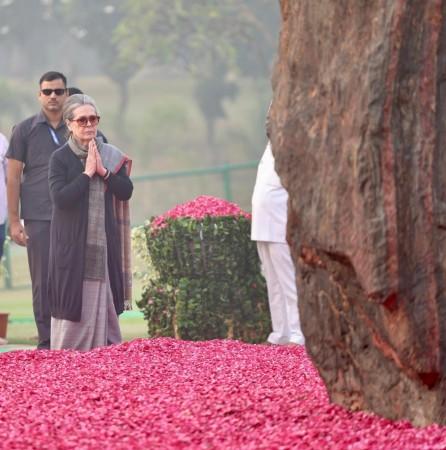 Kharge, Sonia, Rahul Offer Floral Tributes To Indira Gandhi On Her Death Anniversary Kharge, Sonia, Rahul Offer Floral Tributes To Indira Gandhi On Her Death Anniversary