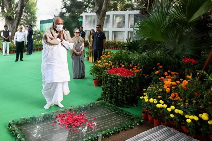 Kharge, Sonia, Rahul Offer Floral Tributes To Indira Gandhi On Her Death Anniversary Kharge, Sonia, Rahul Offer Floral Tributes To Indira Gandhi On Her Death Anniversary