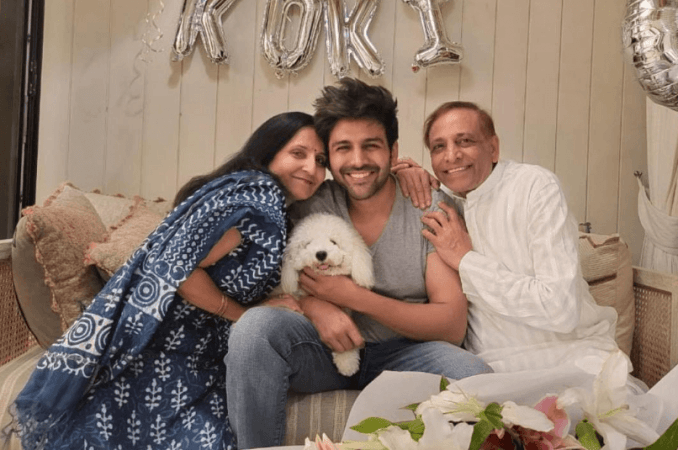 Kartik Aaryan with family Kartik Aaryan with family