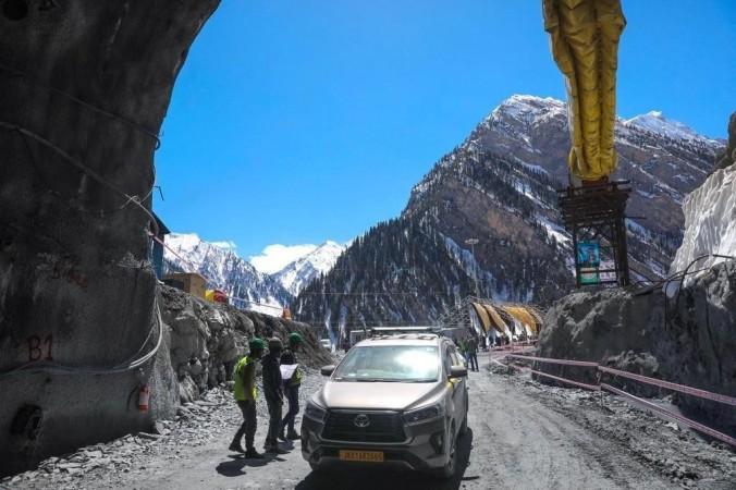 Seven tourists from Kerala killed in Zojila Pass road accident Seven tourists from Kerala killed in Zojila Pass road accident (Lead)