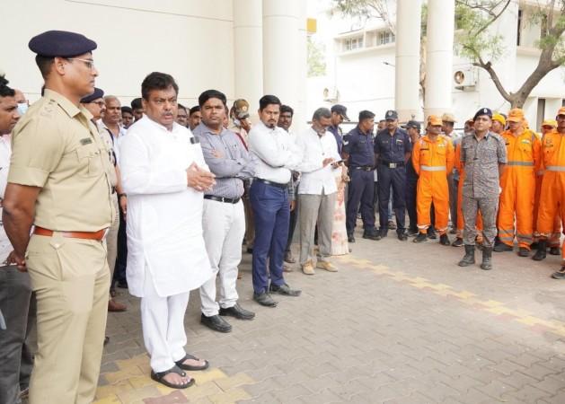 Karnataka Warehouse Accident: 7 Workers From Bihar Dead, Rs 7 Lakh Compensation Each For Kin Announced Karnataka Warehouse Accident: 7 Workers From Bihar Dead, Rs 7 Lakh Compensation Each For Kin Announced