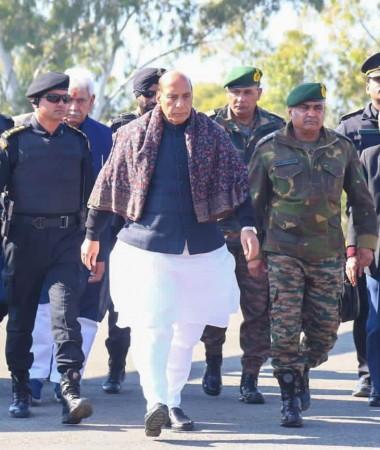 Defence Minister Reviews Security Situation Along LoC, Lauds Soldiers' Contributions Defence Minister Reviews Security Situation Along LoC, Lauds Soldiers' Contributions