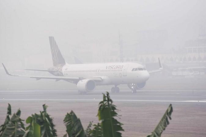 Fog delays flights in Delhi fog in delhi