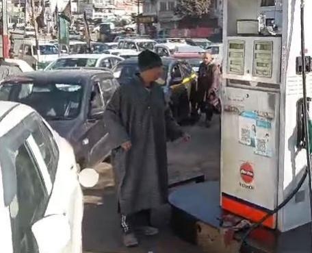 Vehicle owners mob petrol stations in J&K resulting in chaos & dry filling stations
