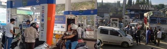 Truckers' Protests: Maha Police Escort For Fuel Tankers, Security To Bunkers Truckers' Protests: Maha Police Escort For Fuel Tankers, Security To Bunkers