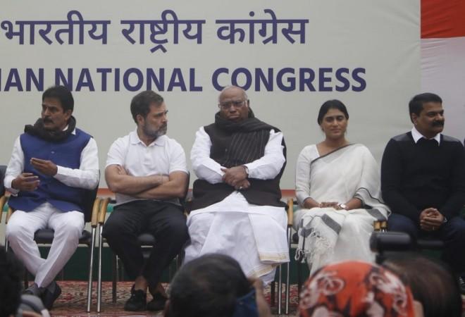 Sharmila Merges YSR Telangana Party With Cong, Says 'Father's Dream To See Rahul As PM' Sharmila Merges YSR Telangana Party With Cong, Says 'Father's Dream To See Rahul As PM'