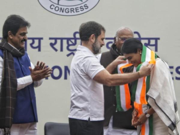 Sharmila Merges YSR Telangana Party With Cong, Says 'Father's Dream To See Rahul As PM' Sharmila Merges YSR Telangana Party With Cong, Says 'Father's Dream To See Rahul As PM'