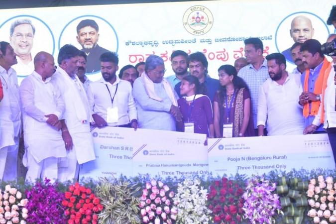 Yuva Nidhi Will Give Economic, Social Power To Youth: Siddaramaiah On 5th Guarantee's Launch Yuva Nidhi Will Give Economic, Social Power To Youth: Siddaramaiah On 5th Guarantee's Launch