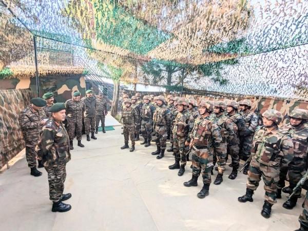 GOC-in-C Northern Command Lt General Upendra Dwivedi interacting with soldiers in Rajouri GOC-in-C Northern Command Lt General Upendra Dwivedi